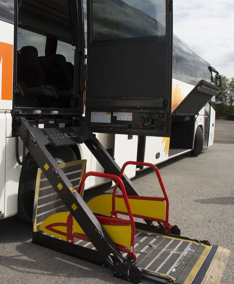 2025_rollibus_bova_futura_hd_mit__hebelift_86_x_1075 Rollibus Ansicht mit Hebelift für Rollstuhlfahrer(innen)